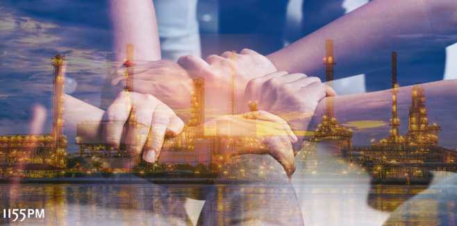 Organisationsberatung Contract & Claim Management, Kulturwandel, Mitarbeiter einbeziehen, Professionalisierung. Quelle: istockphoto.com; Urheber: Moostocker; Bild: Double exposure of hands collaboration and oil refinery