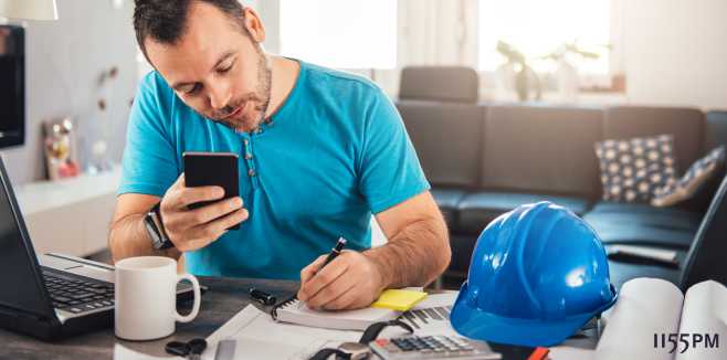 Ineffizienzen in der Projektarbeit. Berechtigte Claims wegen angeordneter Arbeit des Engineering-Bereichs im Home-Office. Quelle: istockphoto.com, Urheber: Kerkez, Bild: Man in blue shirt writing notes and holding smart phone at home office