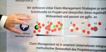 Stimmunsgbild "Contract & Claim Management", moderiert durch Jürgen Hahn und Tom Mückel. Urheber des Bildes: Nicolas Det. Alle Nutzungsrechte bezahlt durch 1155PM consultants GmbH.