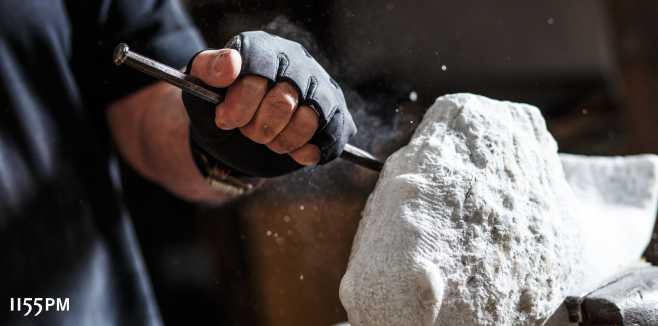 Definition des Begriffes Claim Management (Nachforderungsmanagement). Quelle: istockphoto.com. Urheber: pointimages: Bild: Senior sculptor working on his sculpture.